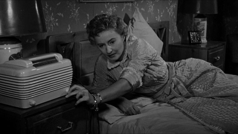 кадр из фильма Преступление страсти