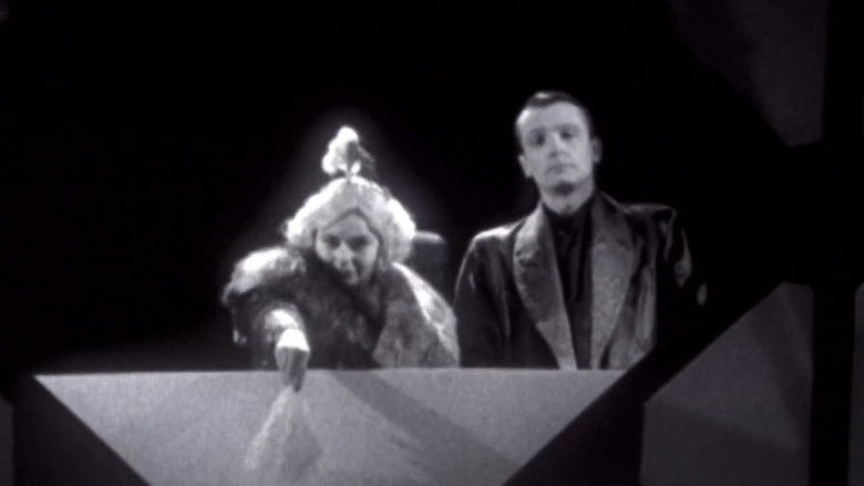 кадр из фильма The Saddest Music in the World