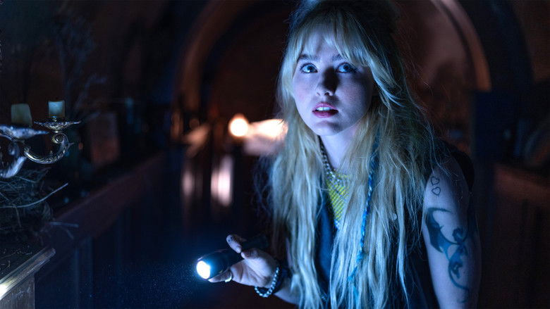 кадр из фильма Эбигейл