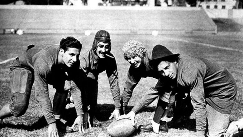 кадр из фильма Лошадиные перья