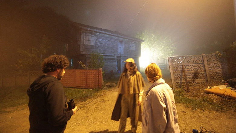 кадр из фильма Üç Harflilerin Musallat Olduğu Büyülü Konakta Ruh Çağıran Gençlerin Hazin Hikayesi