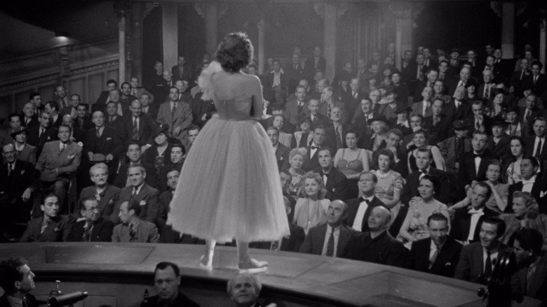 кадр из фильма Танцуй, девочка, танцуй