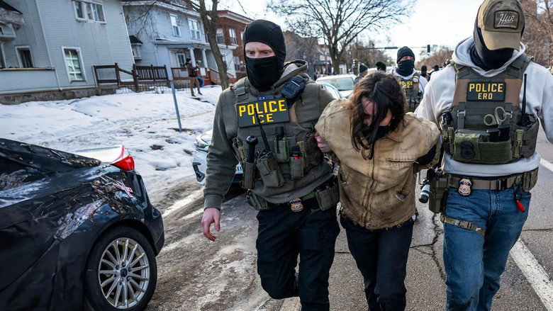 кадр из фильма Ligne Rouge : ICE  au coeur de la police anti-migrants