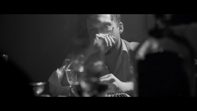 кадр из фильма LLUEVE SOBRE MOJADO