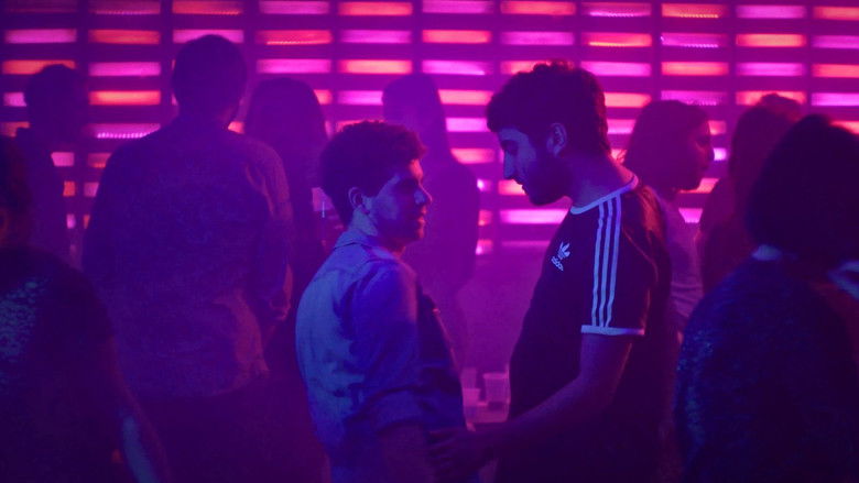 кадр из фильма Un movimiento extraño