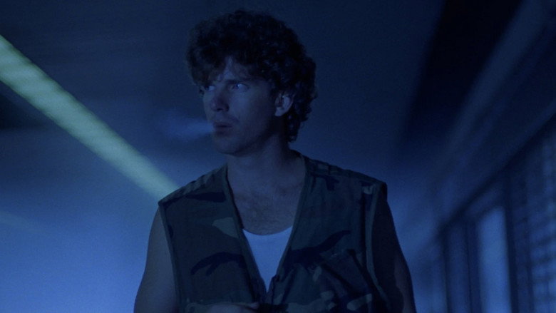 кадр из фильма Убийство в синем цвете