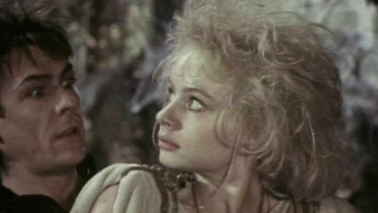 кадр из фильма Она с метлой, он в черной шляпе