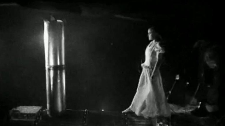 кадр из фильма The Eye Like a Strange Balloon Mounts Toward Infinity