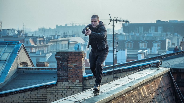 кадр из фильма Слуги войны