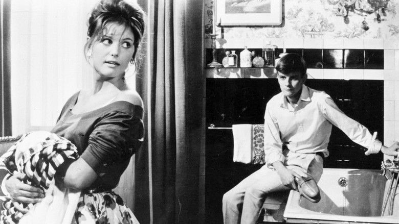 кадр из фильма Девушка с чемоданом