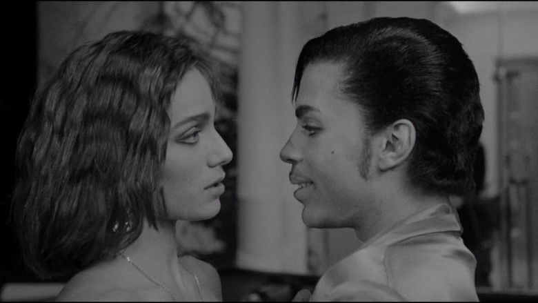 кадр из фильма Под вишневой луной