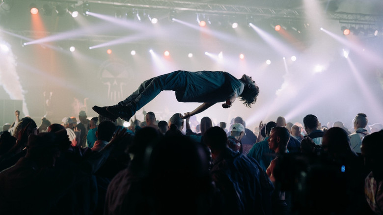 кадр из фильма Хардкор бессмертен