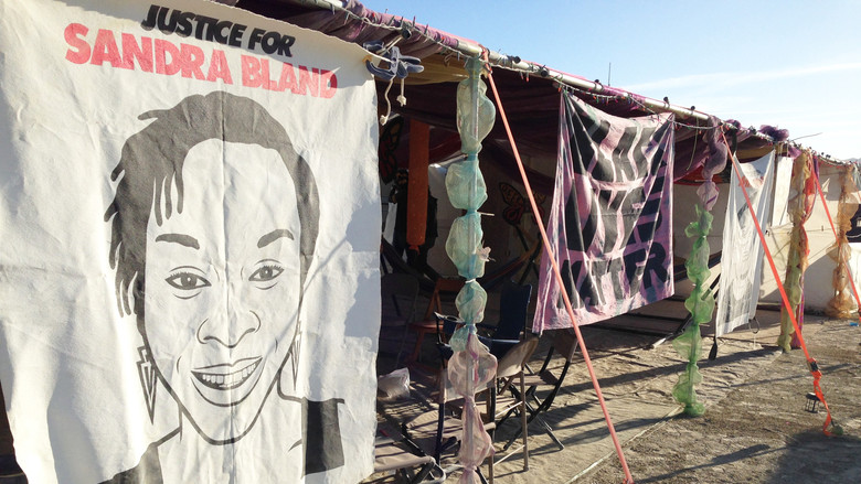 кадр из фильма Назови ее имя: Жизнь и смерть Сандры Бланд