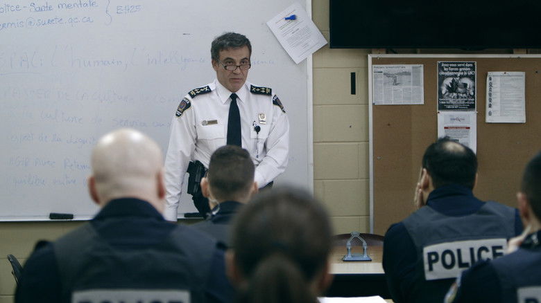 кадр из фильма Résistance : la police face au mur