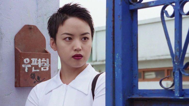 кадр из фильма Отель «Птичья клетка»