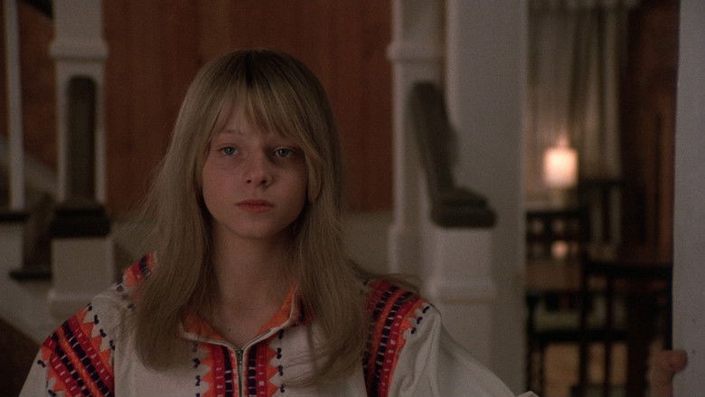 кадр из фильма Девочка живущая вниз по переулку