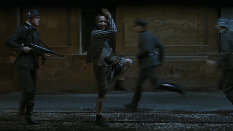 кадр из фильма Жизнь прекрасна