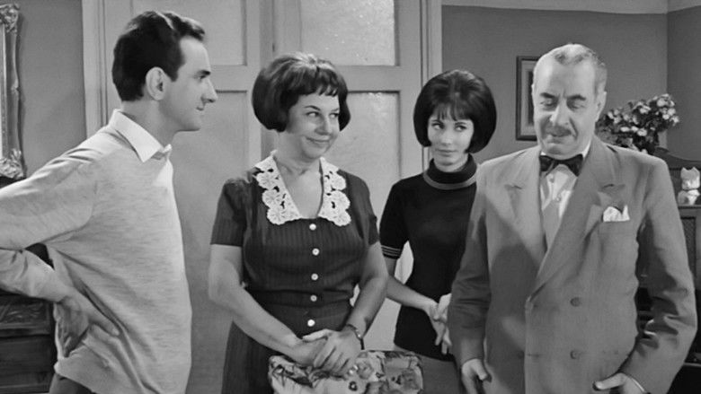 кадр из фильма Μιας Πεντάρας Νειάτα