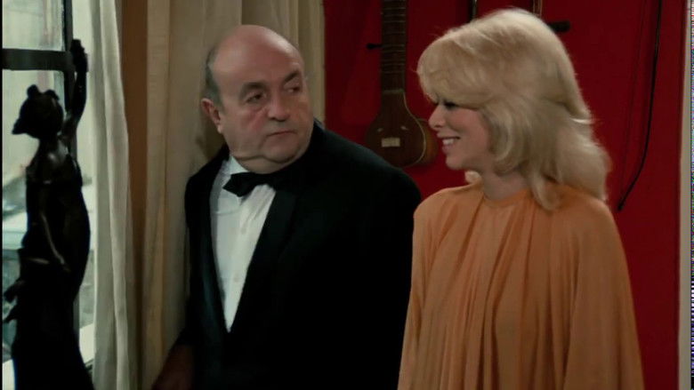 кадр из фильма Высокий блондин в чёрном ботинке