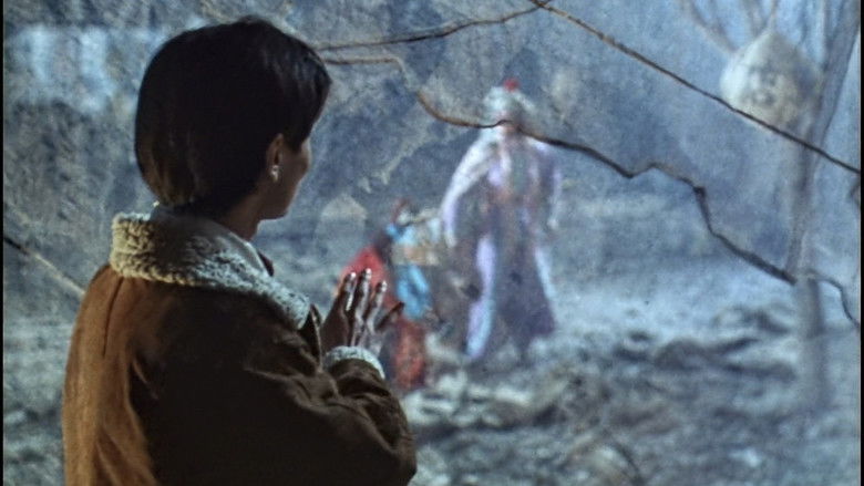 кадр из фильма Восточный дворец, западный дворец