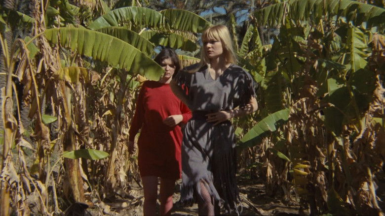 кадр из фильма L'Oasis des filles perdues