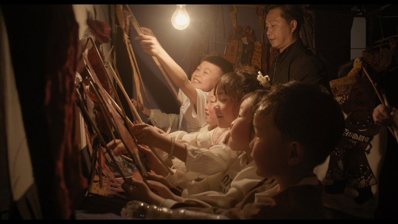 кадр из фильма Πίσω απ' τις Σκιές