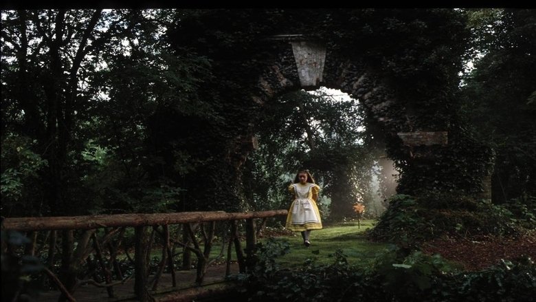 кадр из фильма Алиса в стране чудес