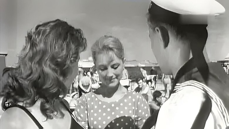 кадр из фильма Увольнение на берег