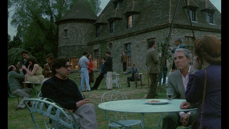 кадр из фильма Пусть те, у кого большая зарплата, поднимут руку!