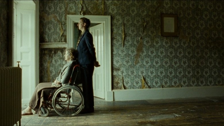 кадр из фильма Живые и мёртвые