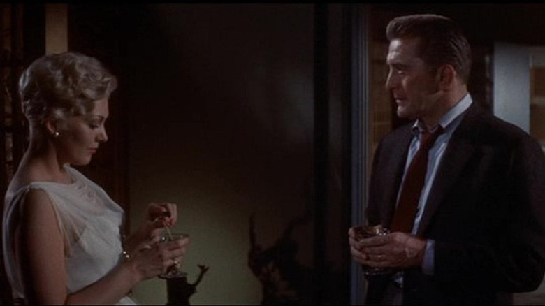 кадр из фильма Мы незнакомы, когда встречаемся