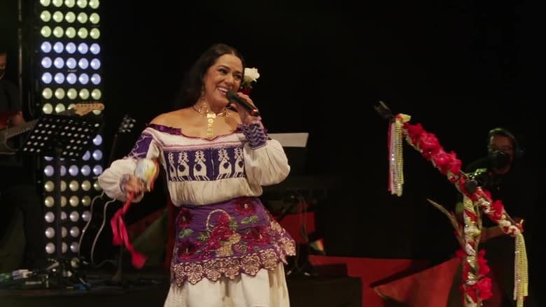 кадр из фильма El Grito: Lila Downs en el Teatro Macedonio Alcalá, con la Orquesta de Alejandro Díaz y la Compañía de Danza Costumbrista