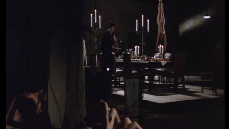 кадр из фильма 凌辱めす市場　監禁