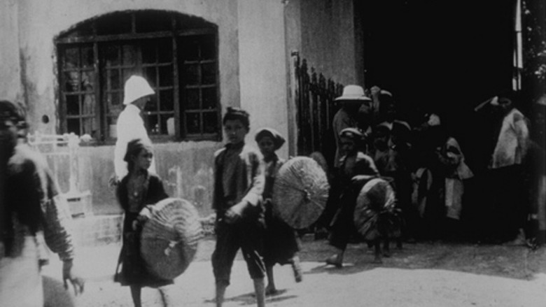 кадр из фильма Déchargement du four à briques