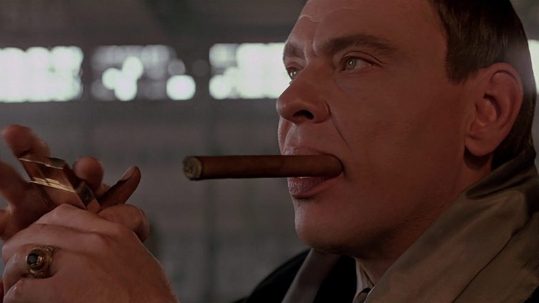 кадр из фильма Человек тьмы