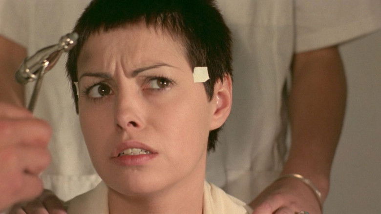 кадр из фильма Куколки за колючей проволокой