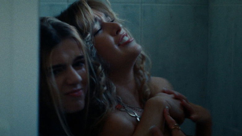 кадр из фильма Howl