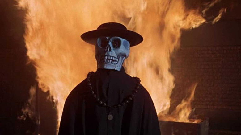 кадр из фильма Проклятие темно-красного алтаря