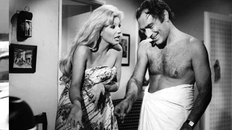 кадр из фильма Donde duermen dos... duermen tres