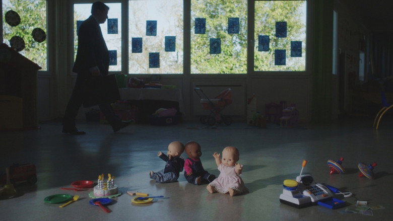 кадр из фильма Crèches, razzia sur les bébés