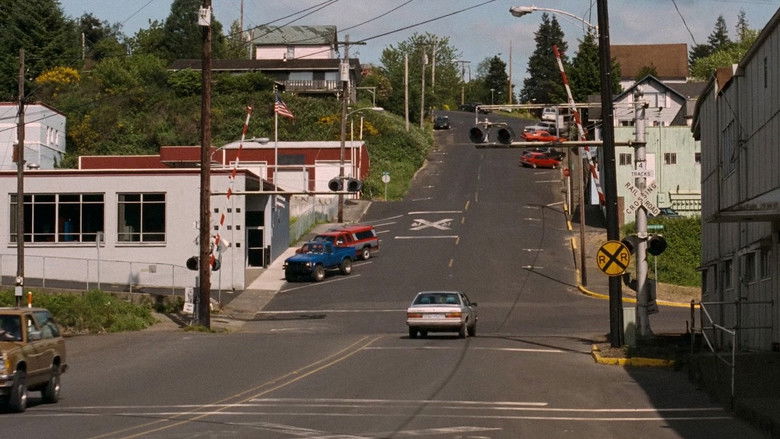 кадр из фильма Постель, в которой спишь