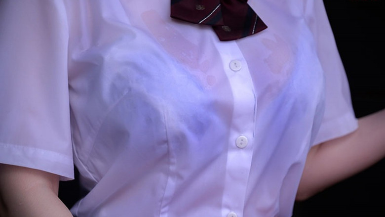 кадр из фильма MIDA-007 突然の大雨…濡れ透けNTR いつもJ●彼女を送ってさよならする田舎の終着駅で知らない中年オヤジのチ●ポの虜になっているなんて… 水卜さくら