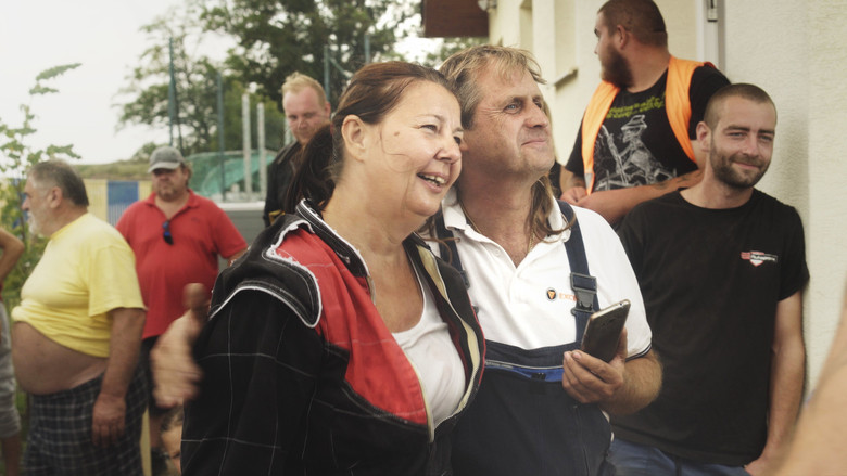 кадр из фильма Láska pod kapotou