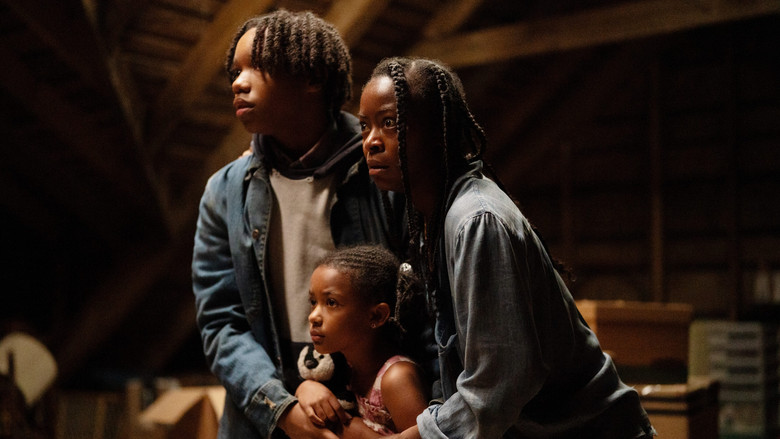 кадр из фильма Женщина во дворе