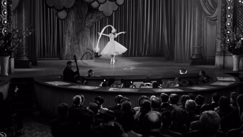 кадр из фильма Танцуй, девочка, танцуй