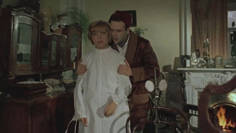 кадр из фильма Долой коммерцию на любовном фронте, или Услуги по взаимности