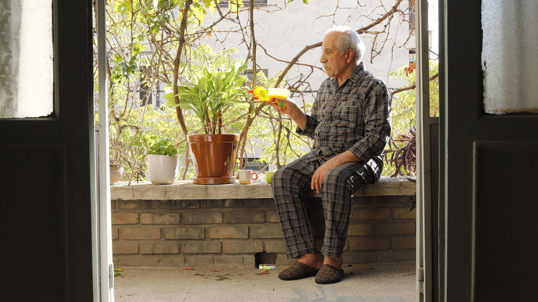 кадр из фильма یکی از همین روزها خسرو می‌میرد