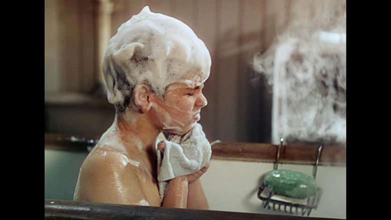 кадр из фильма Мальчик с зелеными волосами