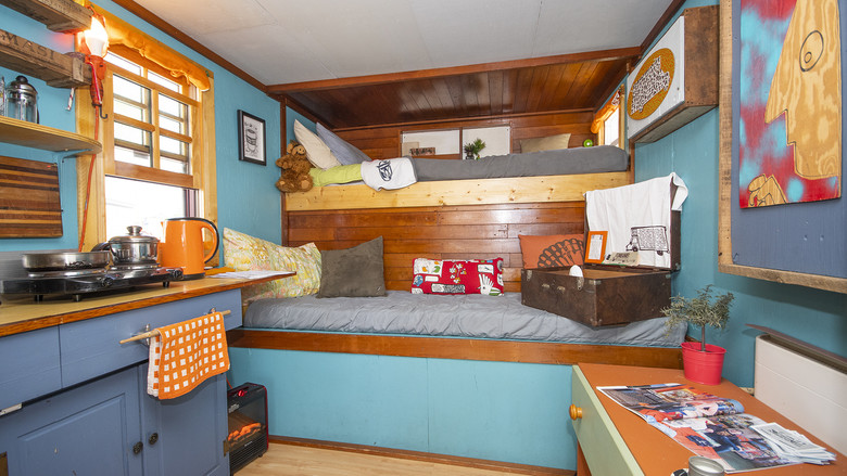 кадр из фильма The Box Truck Film: Building A Reuseful Home