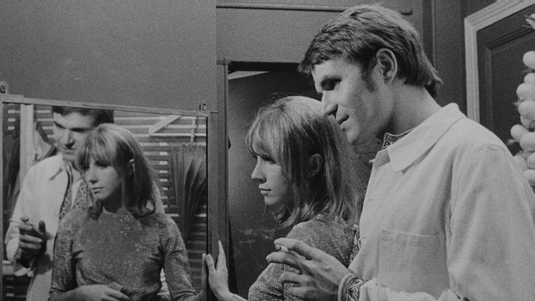 кадр из фильма L'Amour fou